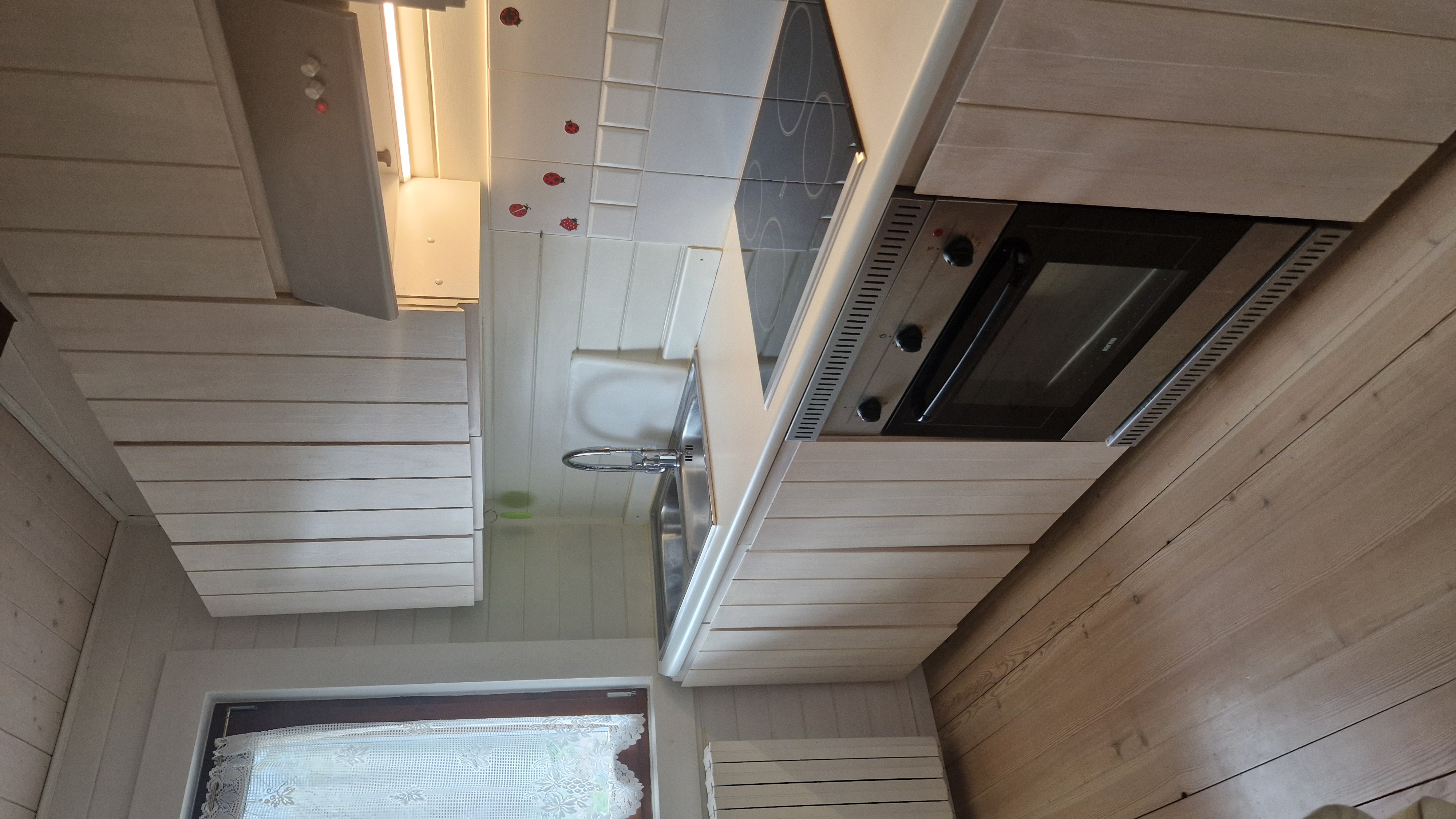 Cucina con piano cottura e forno