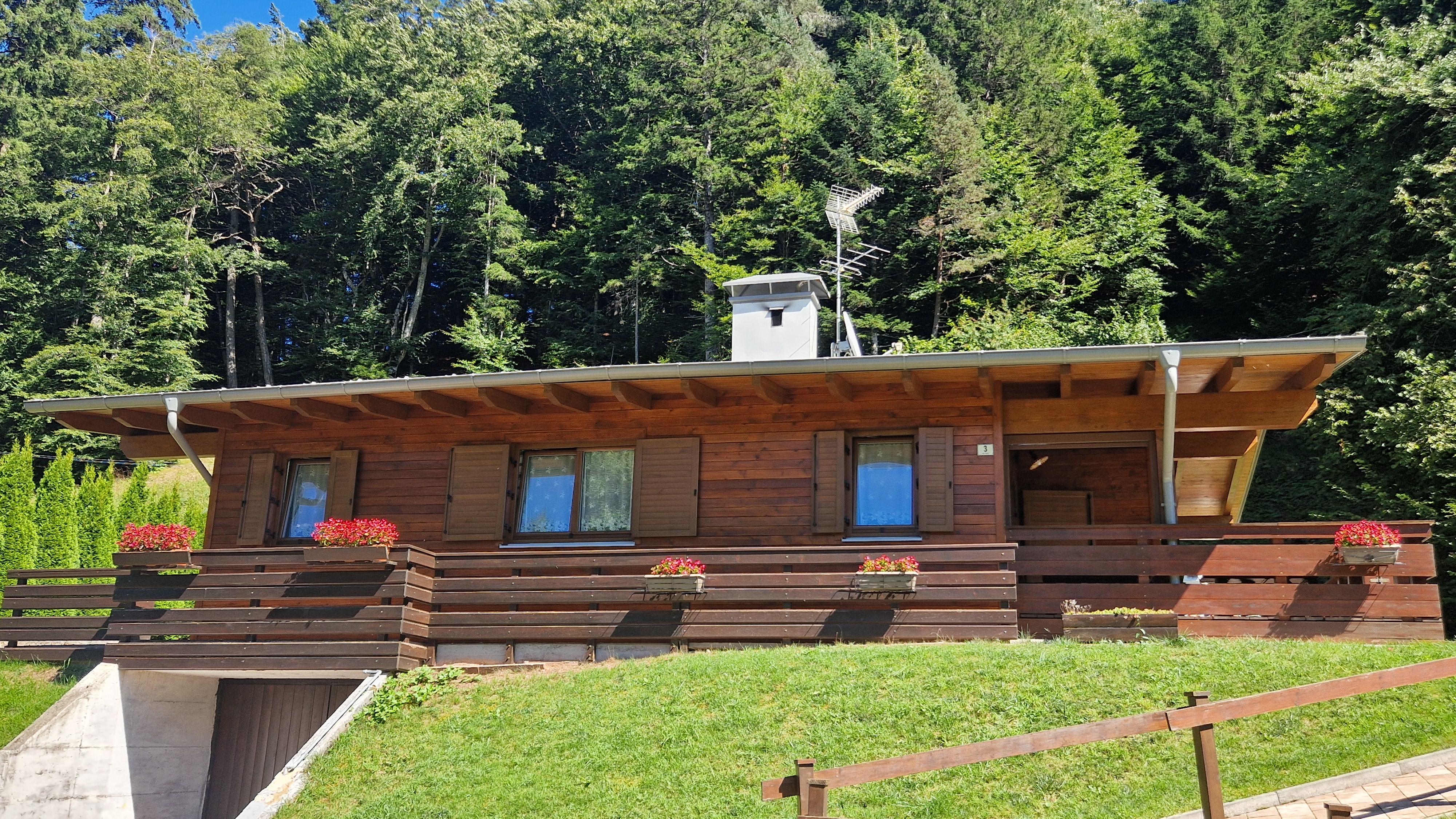 Facciata dello chalet immersa nel bosco
