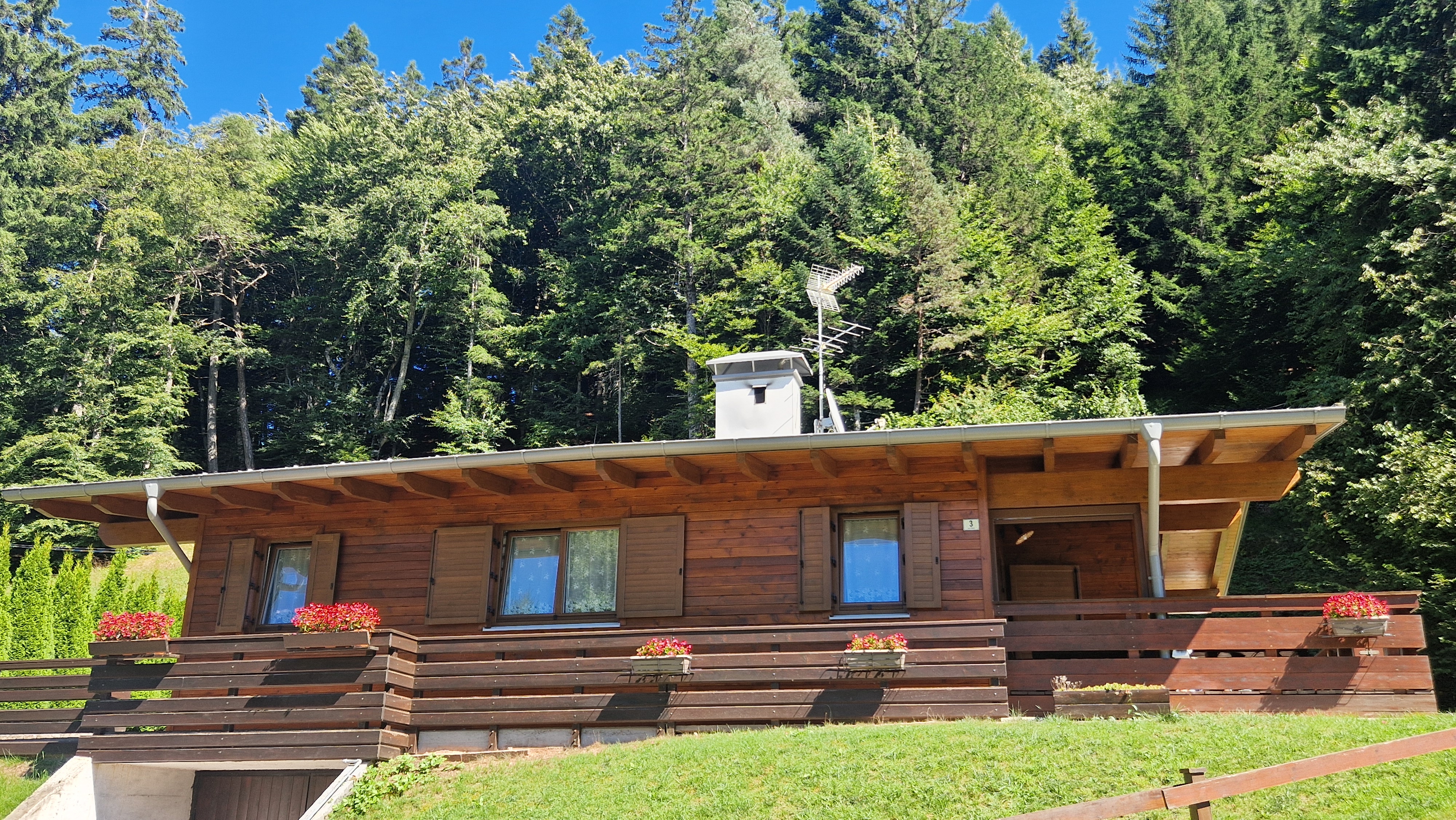 Facciata dello chalet, cielo blu