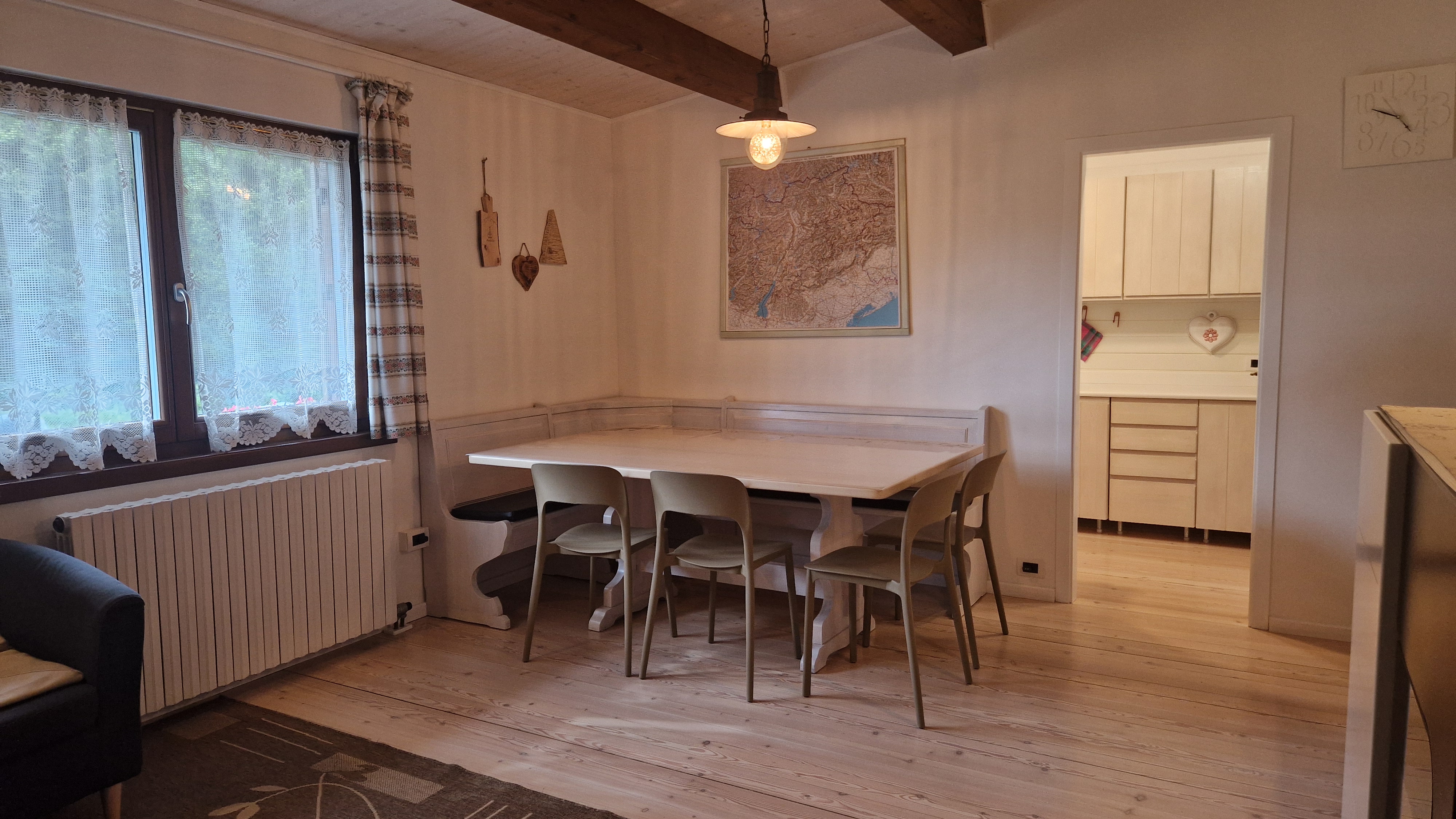 Zona pranzo con tavolo per 8, ingresso cucina
