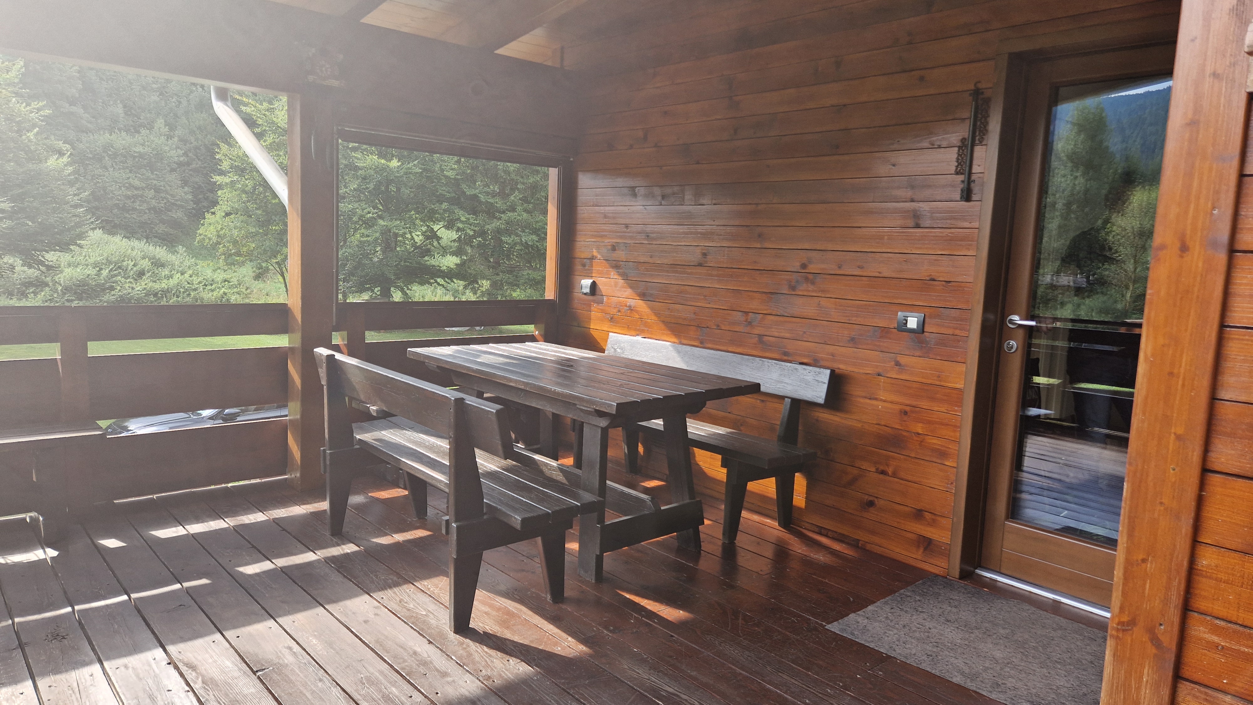 Patio coperto con tavolo, calore del legno