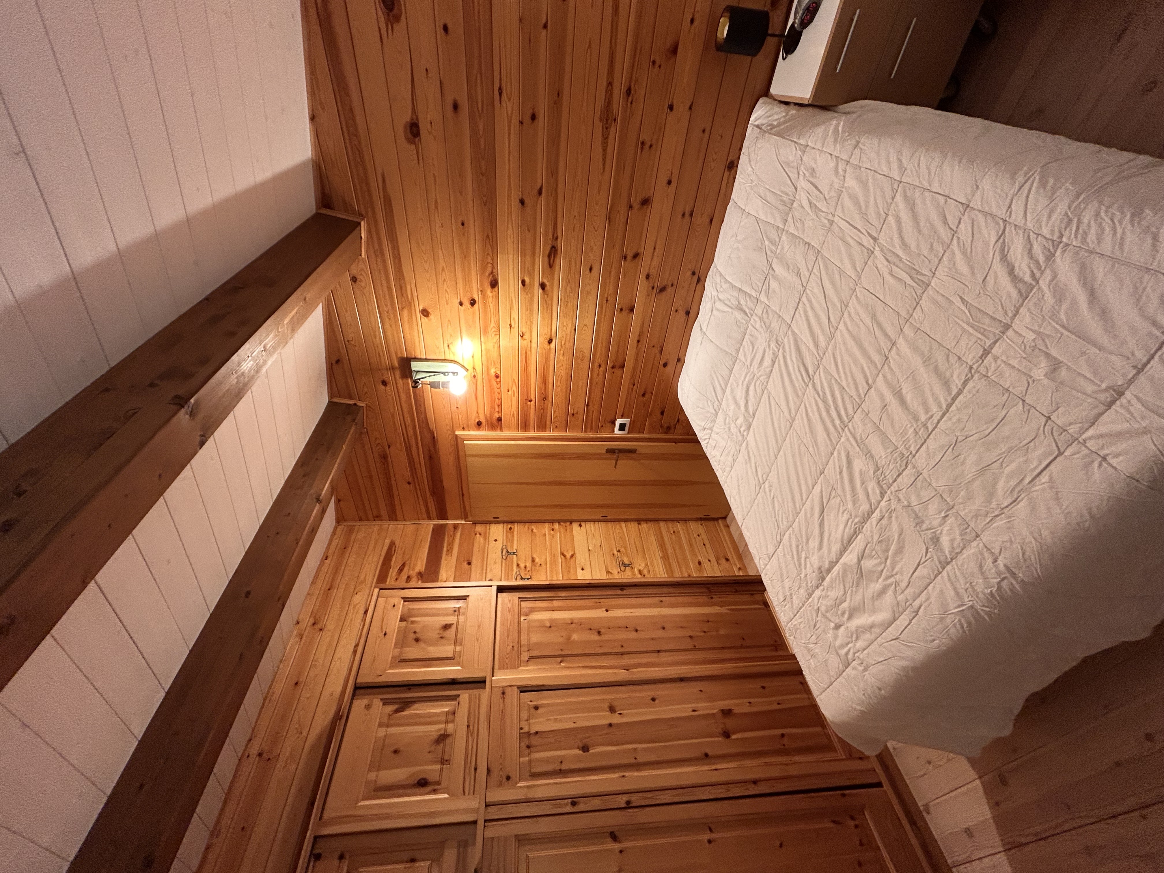 Camera matrimoniale con soffitto in legno e Smart TV