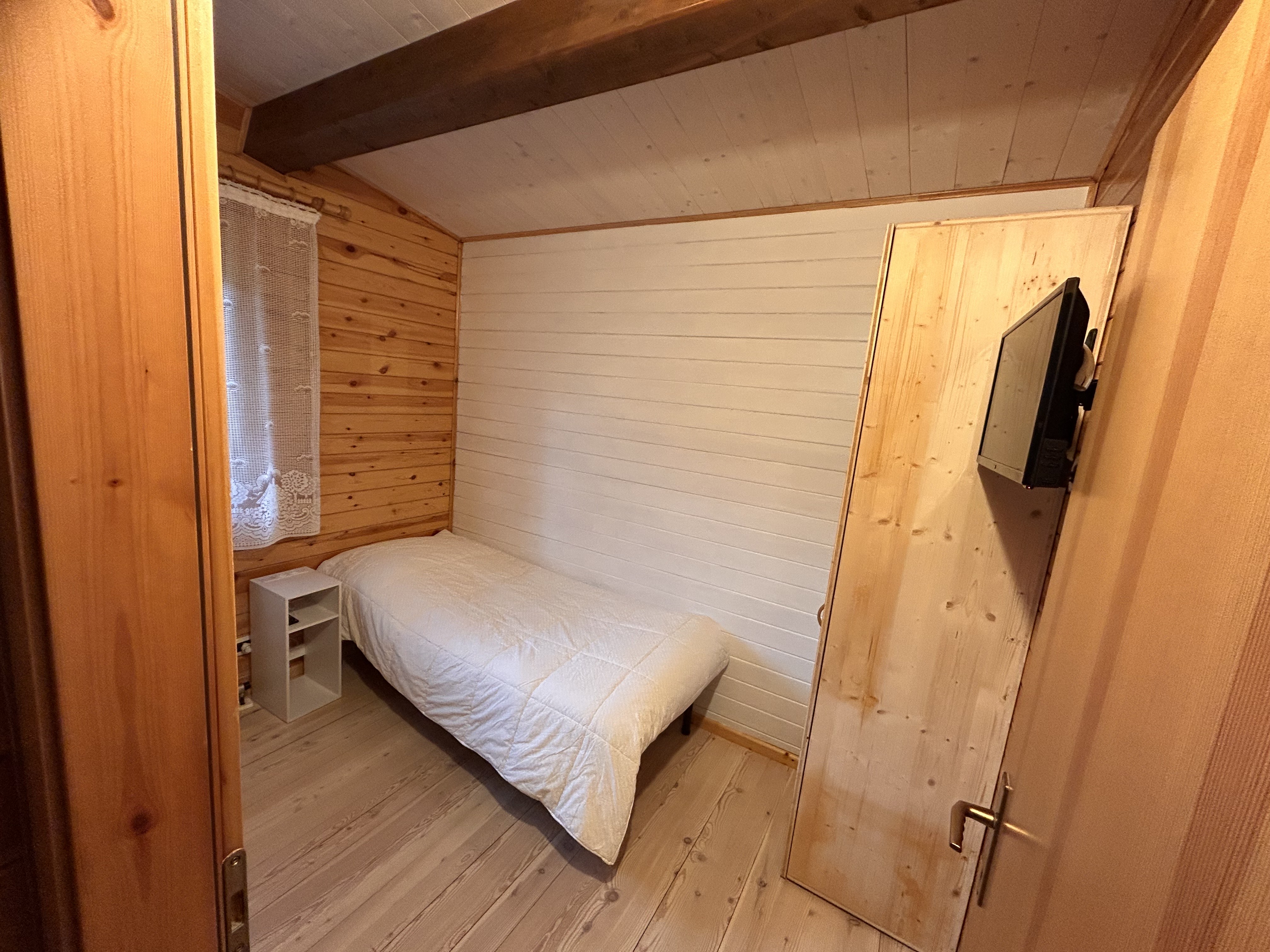 Camera singola in legno con armadio